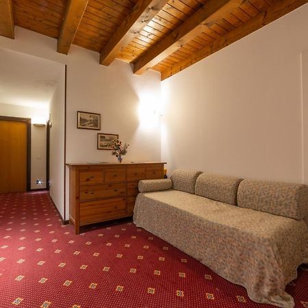 Albergo Ristorante Leon D'Oro 埃斯泰 外观 照片
